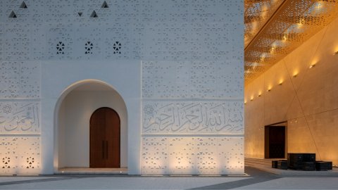 mezquita de mohamed abdulkhaliq gargash de noche