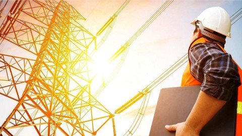 ingeniero observando torre eléctrica