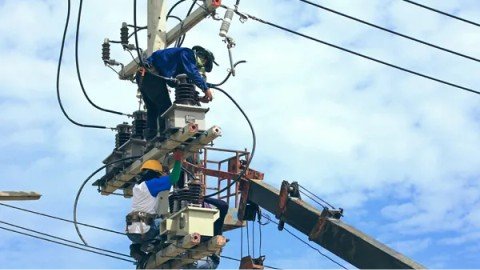 trabajadores conectando un transformador