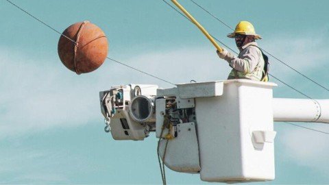 trabajador utilizando una pertiga dielectrica