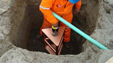 trabajador colocando electrodo de tierra