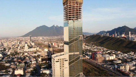 vista exterior por la tarde de la torre en construcción