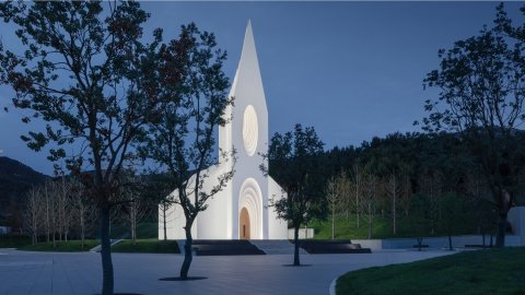 iglesia de la cámara de vista del lado izquierdo en la noche