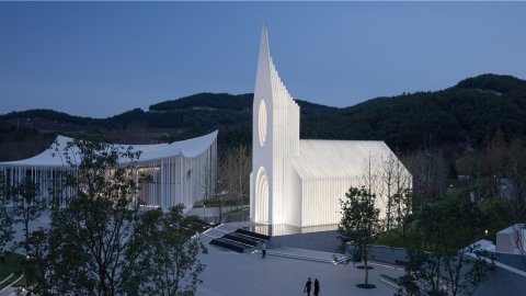 iglesia de la cámara vista del lado derecho en la noche