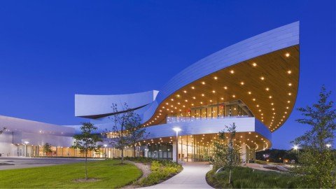 exterior del auditorio hancher de noche