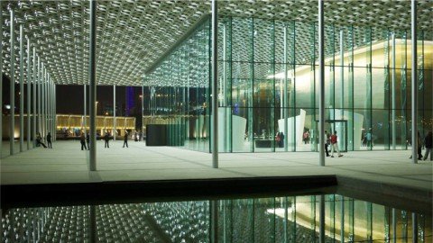 fachada lateral del bahrain national theatre