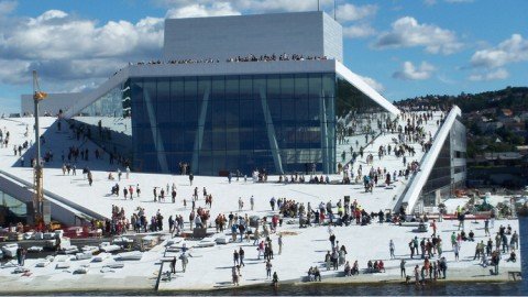 exterior del oslo opera house con personas