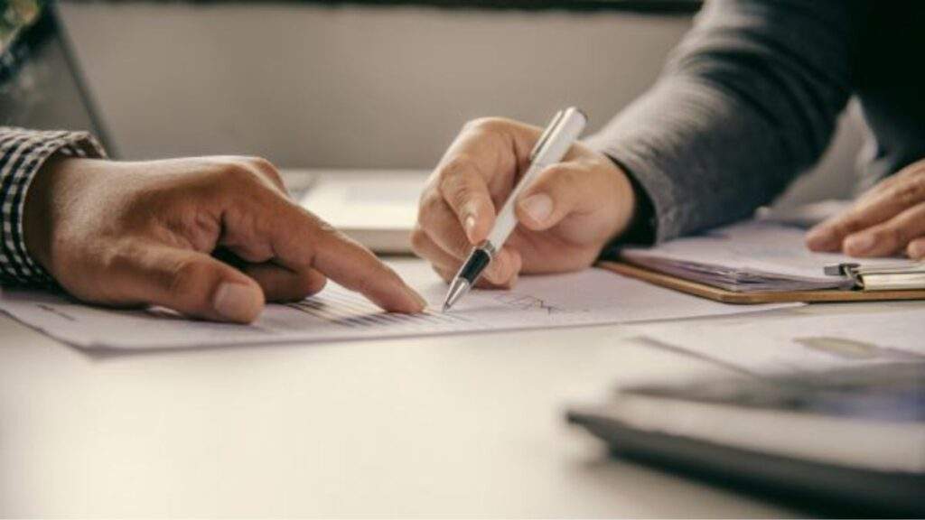 firma de contrato con aseguradora