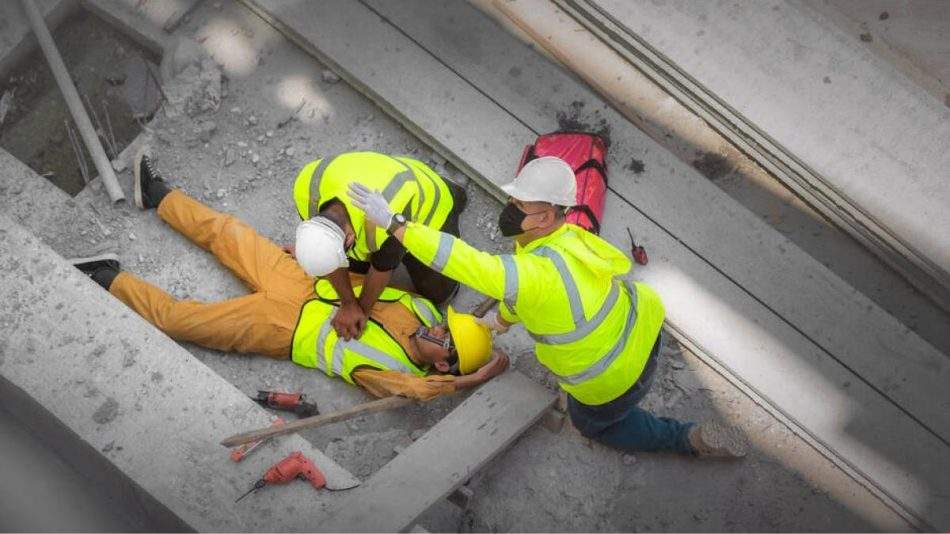trabajadores ayudando a trabajador caido