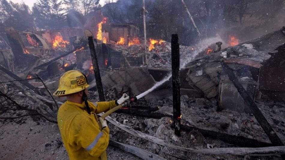 bombero apagando incendio