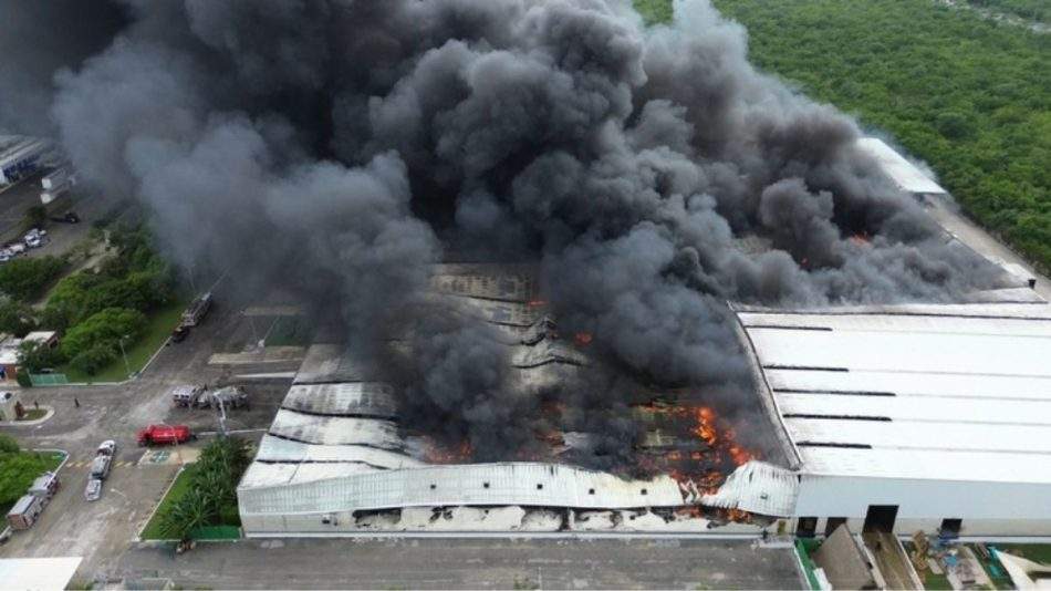 vista aerea de bodega incendiandose
