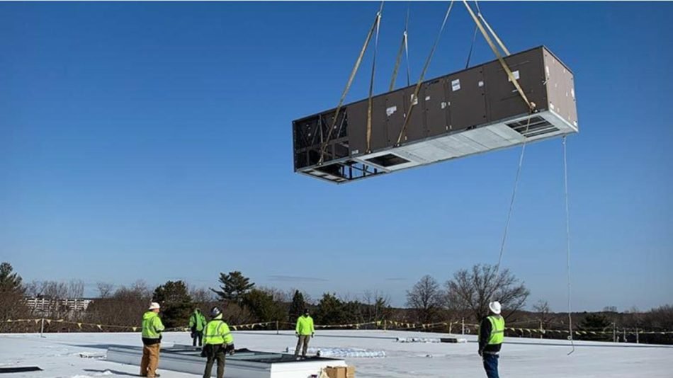 grua bajando unidad rooftop sobre un techo