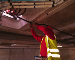 trabajador colocando tuberia de gas lp